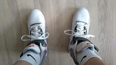 Die Schnürsenkel sind low gebunden, damit die Schnalle oben gut zur Geltung kommt😍