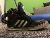 Sie ist mit ihnen Roller gefahren und an den heißen Auspuff gekommen