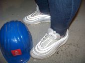 Die Arbeitsausrüstung, Spray on Skinny, die 97er und der Helm, damit die Frisur sauber bleibt.