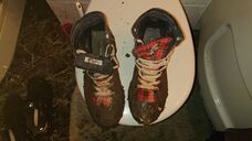 Gleich danach mit samt Schuhe und  ihren weissen Söckchen in die Dusche