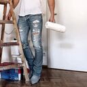 Hier ist die Jeans noch sauber, sie wird danach ein paar Farbspritzer haben